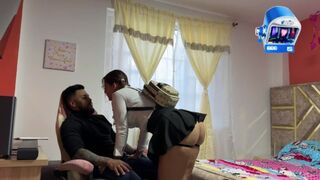Egyedül vagyok a tesóm bűbájos barátnőjével, és gumi nélkül megbasszuk egymást, bele is élvezek a pinájába