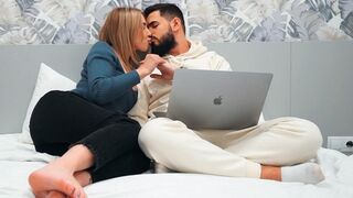 Tökéletes zsenge csábítja a szűz palit legelső randin - beleélvezés a punciba