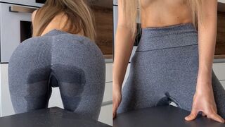 Tinédzser nőci vadul dörzsöli magát az asztalhoz, amíg a leggingse telis-tele spriccel