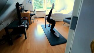 Zsenge fitnesz szuka ujjazza magát, majd keményen megbasszák