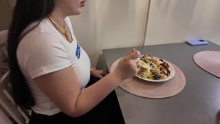Csábító 20 éves csajszika megbassza magát az legelső randin