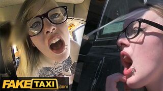 Kitetovált Brit Alt-Modell Szemüvegben Keményen Megkúrelva a Fake Taxi Autójában