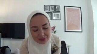 Csábító egyiptomi milf megcsalja férjét a kollégájával egy vad dugás közben