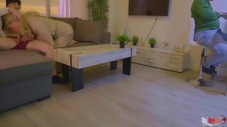 Mostohaanya cidázza a nevelő fia farkát és hátsó bejáratba reszelik a férje háta mögött