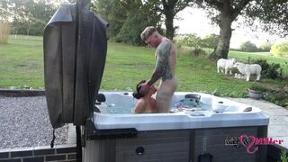 Bombázó kinti baszás a forró jacuzziban egy kéjes hétvégén