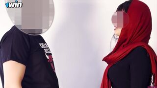 Arab milf hangos kamatyolása nem hagyja aludni a szomszédot, így hívja őt is kúrni