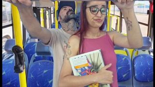 Tinédzser pipit megbassza egy idegen a nyilvános buszban