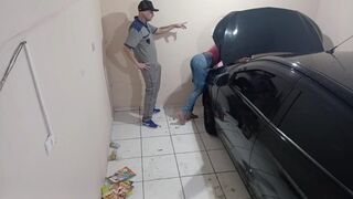 Vadító zsenge kurva a szerelőnél kufircol az alkalmazottal