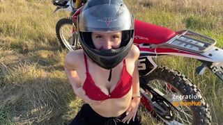 Csábos motoros nőci cumizza a motorost az enduro mezőn