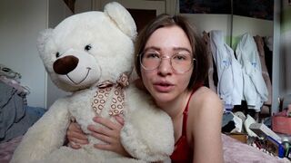 A legkrémesebb zsenge vagina a bolygón szexel egy plüssmacival