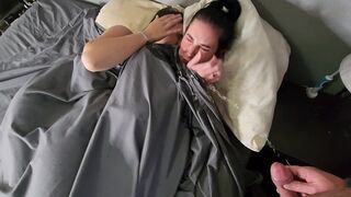 Kettő pici didkós csoki hajú lányra pisil az ágyban majd pisi áztatta bugyijukban csókolóznak