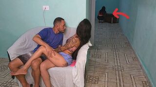 A asszonyom meghívott egy barátnőt, de egyedül hagytak a nappaliban vele