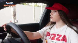 Késésért megbasztam a pizzás lányt, és egy gigászi beleélvezéssel jutalmaztam a punciját