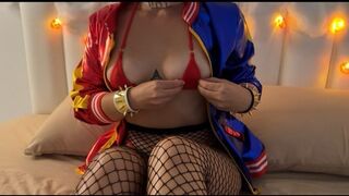Ufo kúrel bele a szenvedélyes harley quinnbe piros mikro bikiniben minden lyukba