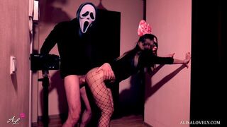Maszkos őrült keményen megbassza a fekete lányt a tükör előtt - halloween szerepjáték fétis páros játék