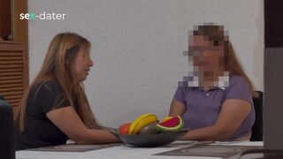 Csábos érett nő ujjazza a zsenge lezbi puncit, amíg az élvezve élvez