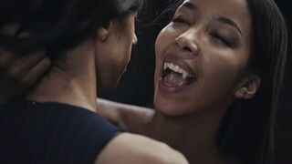 Ebony Vampire Mistress Lia Lin elcsábít egy spanyol óriási tőgyes fiatal kis csajt a Vampired könyörtelen domina játékában