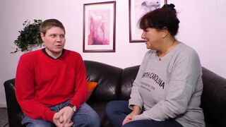 Vörös hajú milf hatalmas mellekkel orálozza a faszt és hagyja hogy keményen megdugják