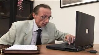 Kurva MILF titkárnő leszopja ki a mocskos főnökét