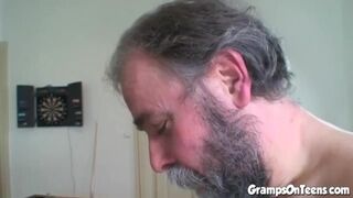 Fiatal vörös csajszika orálozza és lovagol a nagypapa káróján
