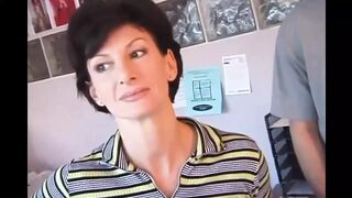 Sharon Mitchell feleségként cumizza és ánuszba veszi Mark Wood farkát retro stílusban