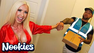 Mandy Monroe különleges kolbász kiszállítása és forró kamatyolása a Nookies csatornán