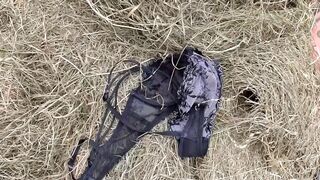 Gigászi popós korosodó nő leszopja a paraszt farkát a disznóólban