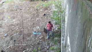 Krissy Kage barna hajjal durván reszelve az elhagyott épületben